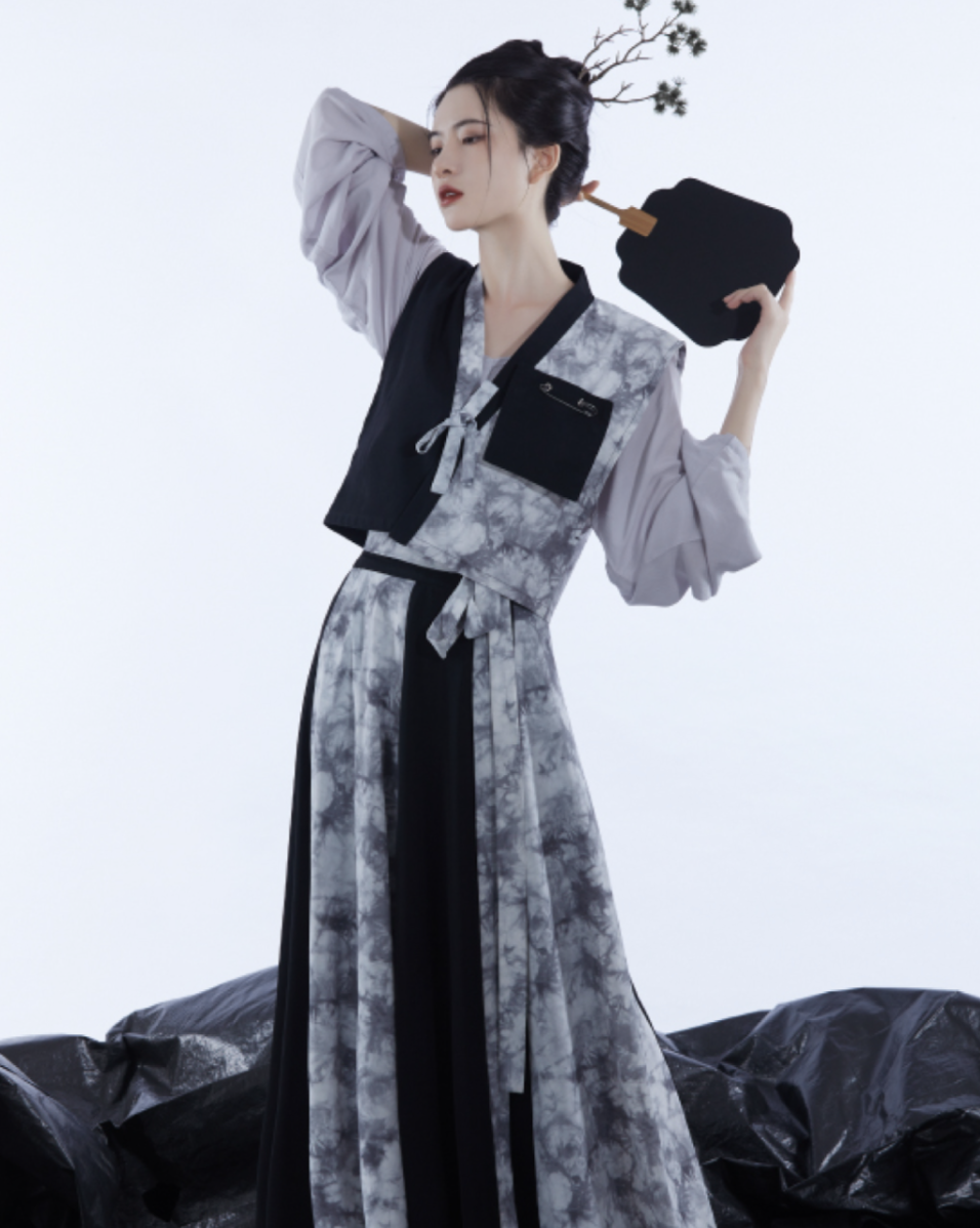 Modern Hanfu, Larrisa