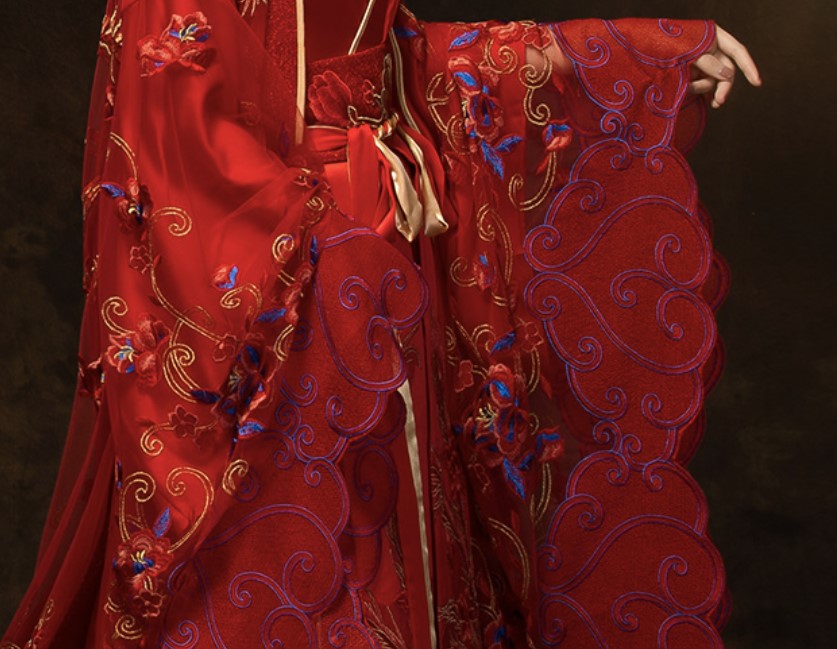 The Modern Chinese Wedding Gown, Luminous