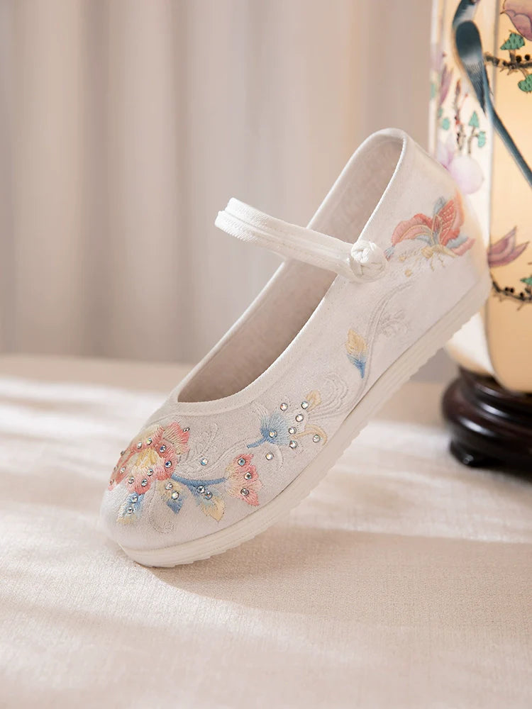 New Moon - Embroidered Hanfu Shoes