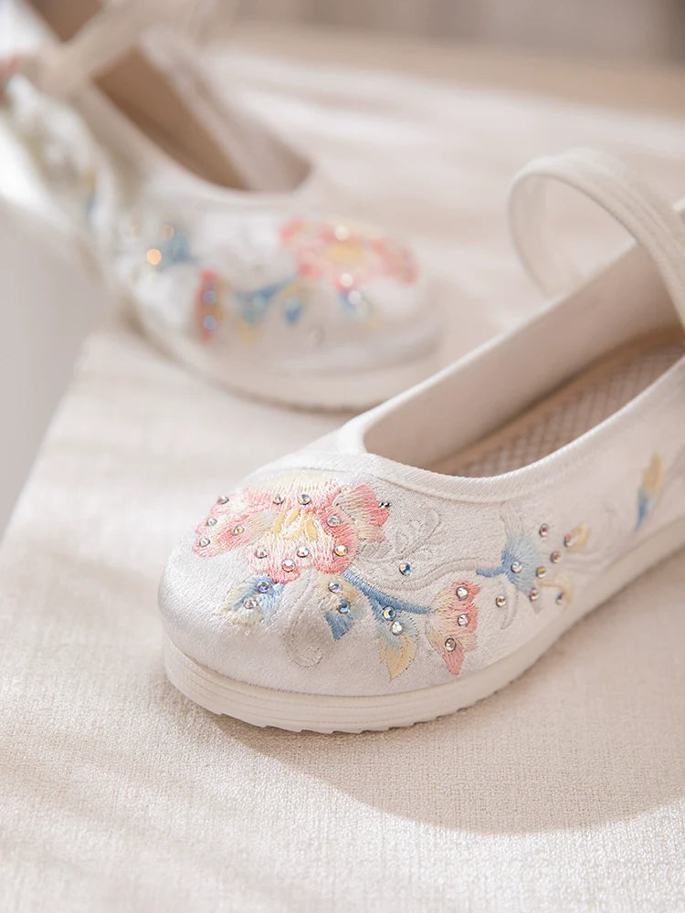 New Moon - Embroidered Hanfu Shoes