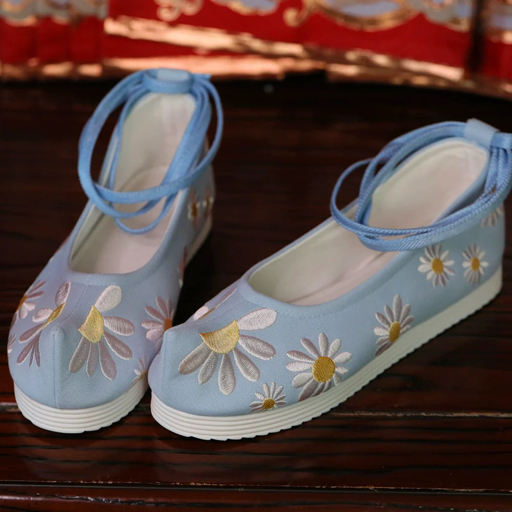 Daisy – Embroidered Chinese Hanfu Shoes