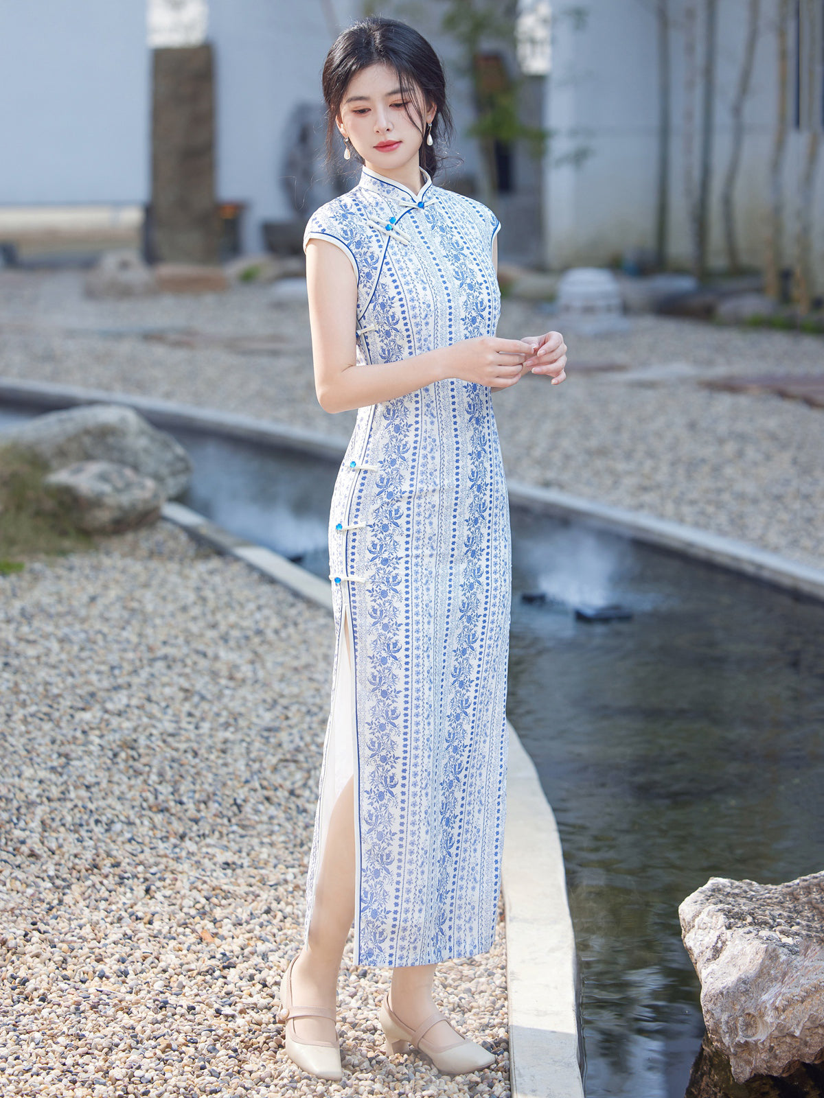Porcelain Sky 青花瓷 - Sleeveless Bamboo Hemp Long Cheongsam