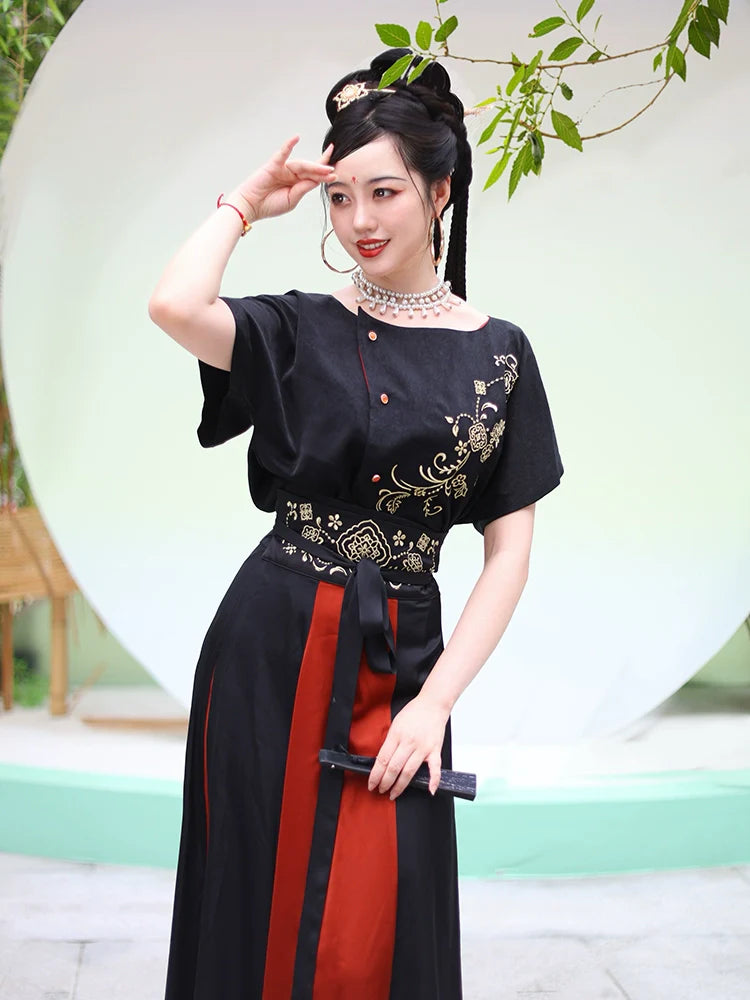 Tang Dynasty x Modern Hanfu: Mountains and Moon 关山月 (Preorder)