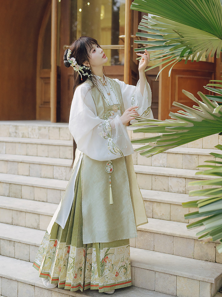 Spring Returns 踏春归 - Bijia & Mamianqun Ming Dynasty Hanfu Set