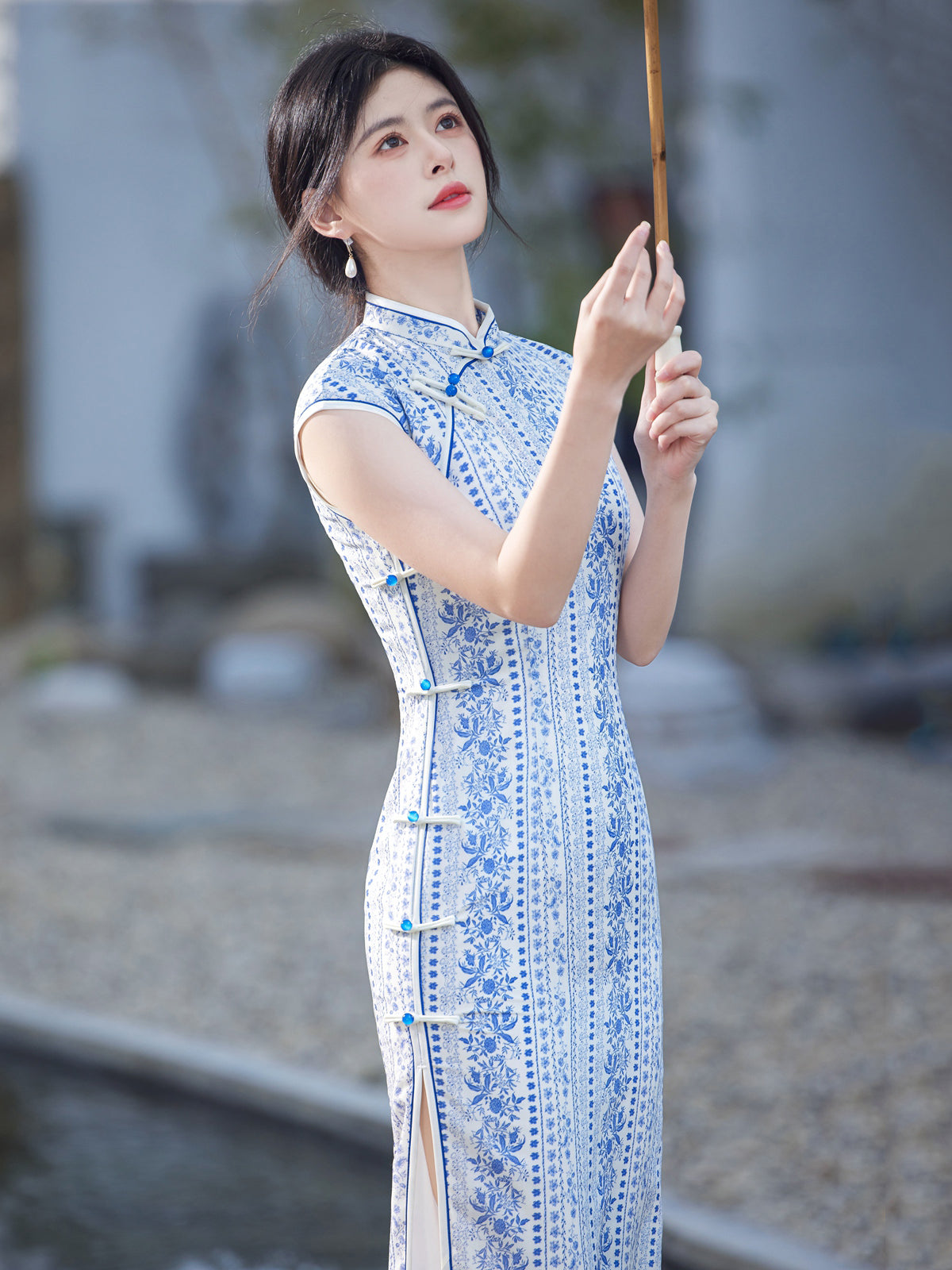 Porcelain Sky 青花瓷 - Sleeveless Bamboo Hemp Long Cheongsam
