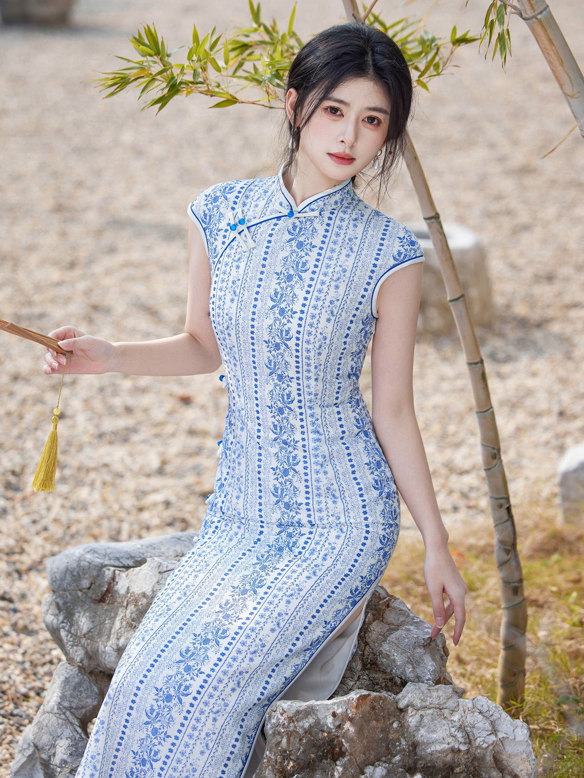 Porcelain Sky 青花瓷 - Sleeveless Bamboo Hemp Long Cheongsam