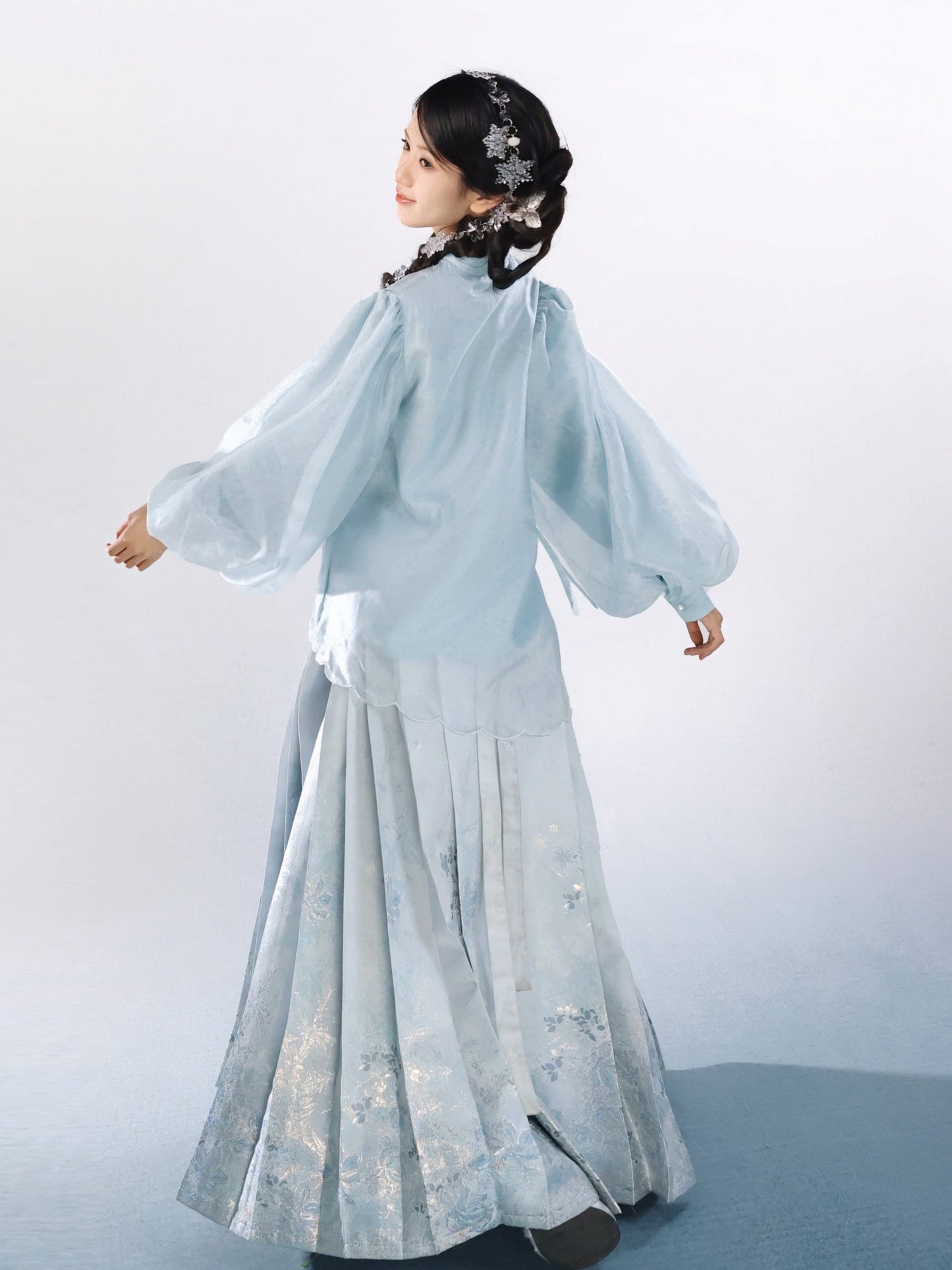 Frost and Snow 霜雪 - New Chinese Style Ming Dynasty Top and Mamianqun Set (Preorder)