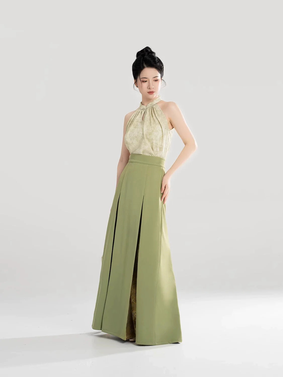 碧春居 Bi Chunju - Song Dynasty Halter-neck Sleeveless Top, Three-pleated Elastic Skirt (Preorder)
