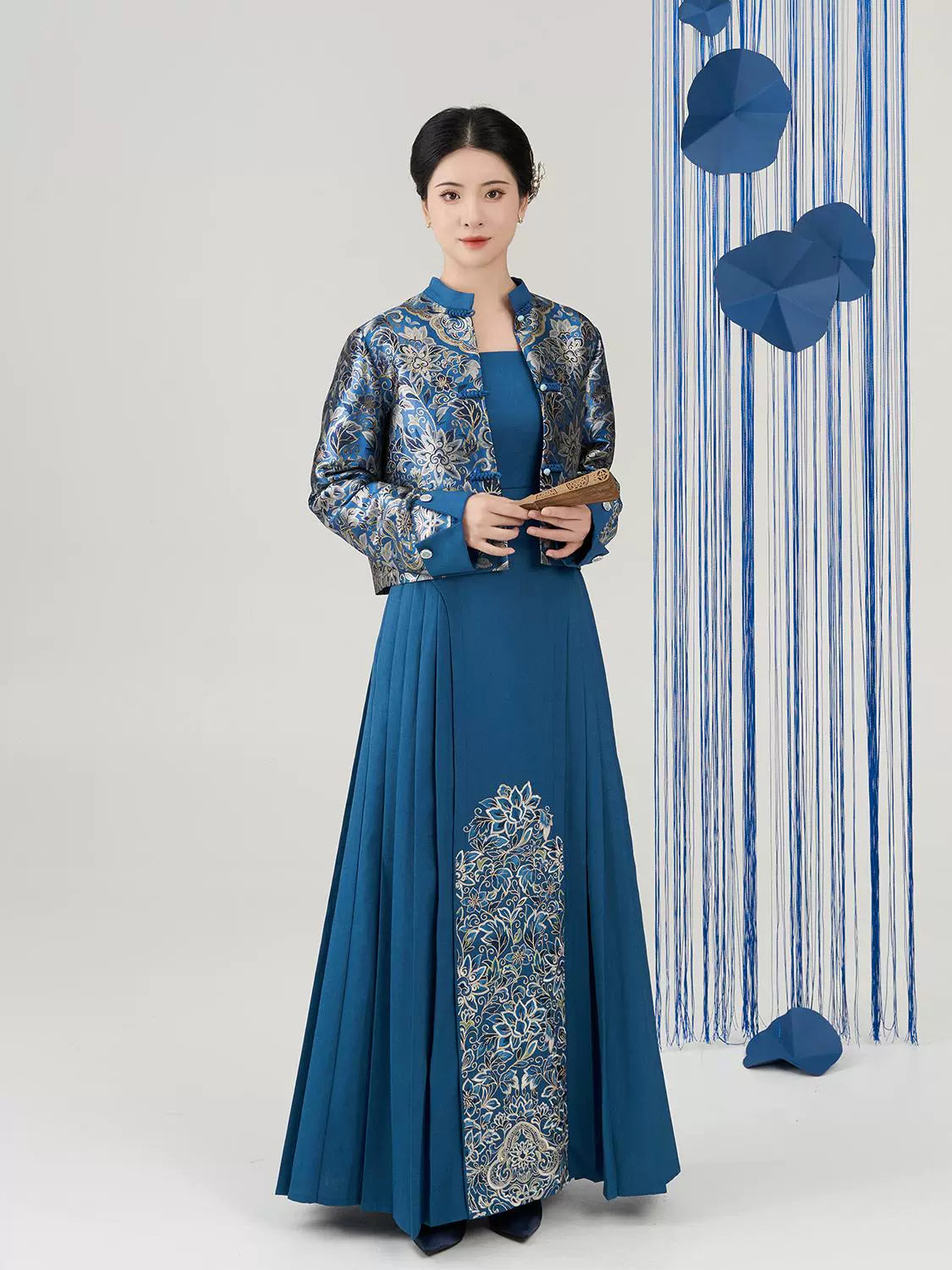 Ming Dynasty Modern Hanfu, Mamianqun, Glaze Blue Branch 釉蓝枝 (Preorder)