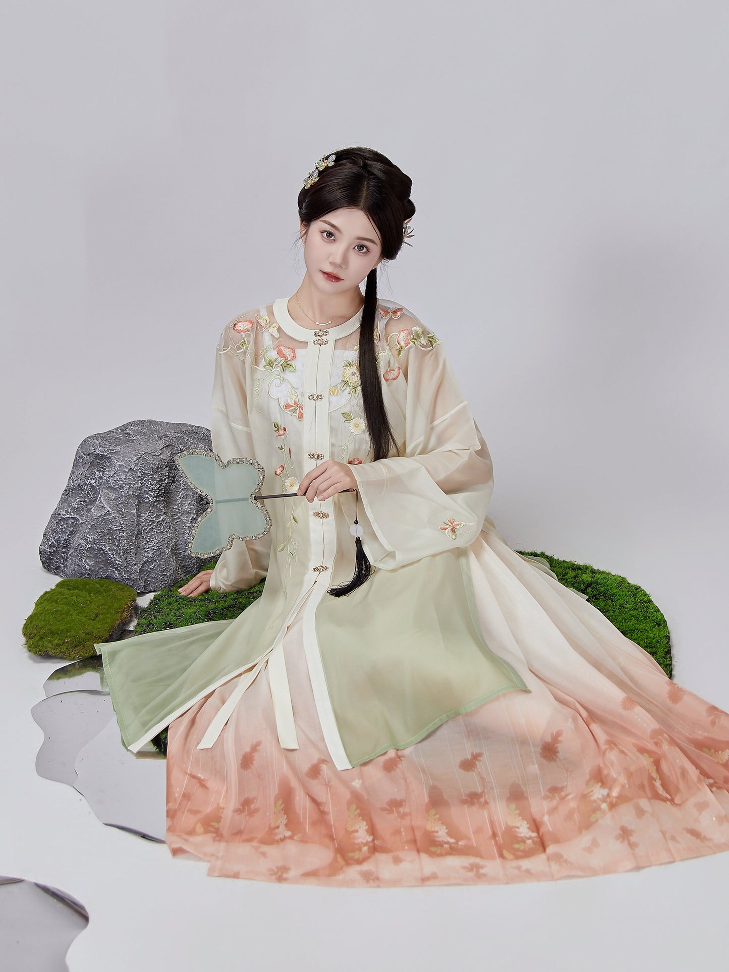 Falling Flower Notes 落花笺 - Round Neck Robe & Mamianqun Ming Dynasty Hanfu Set