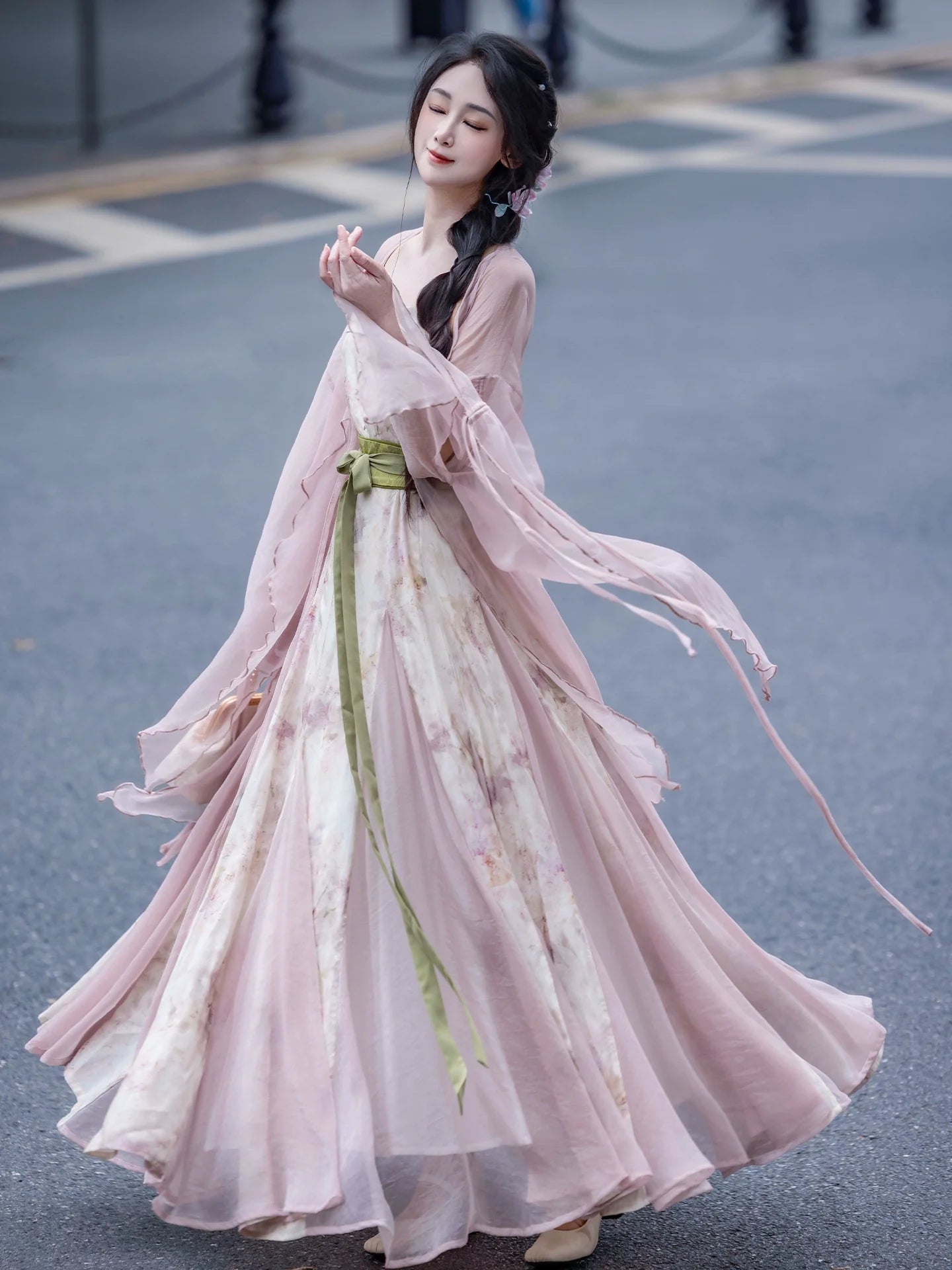 Dreamlike 如梦 - Modern Tang Dynasty Hanfu Outfit (Preorder)