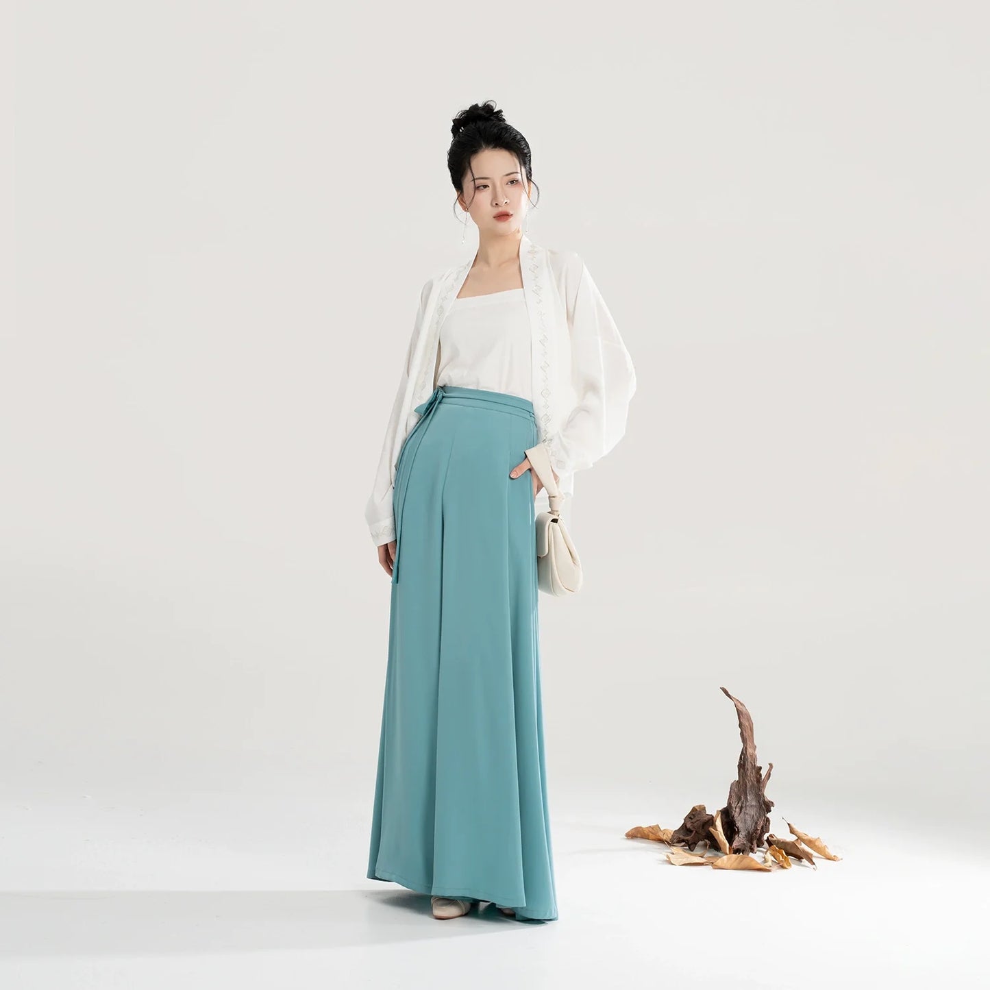 Yi Zhou 弋舟 - Modern Song Dynasty Hanfu Outfit (Preorder)