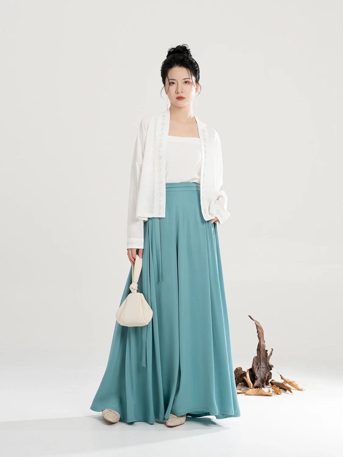 Yi Zhou 弋舟 - Modern Song Dynasty Hanfu Outfit (Preorder)