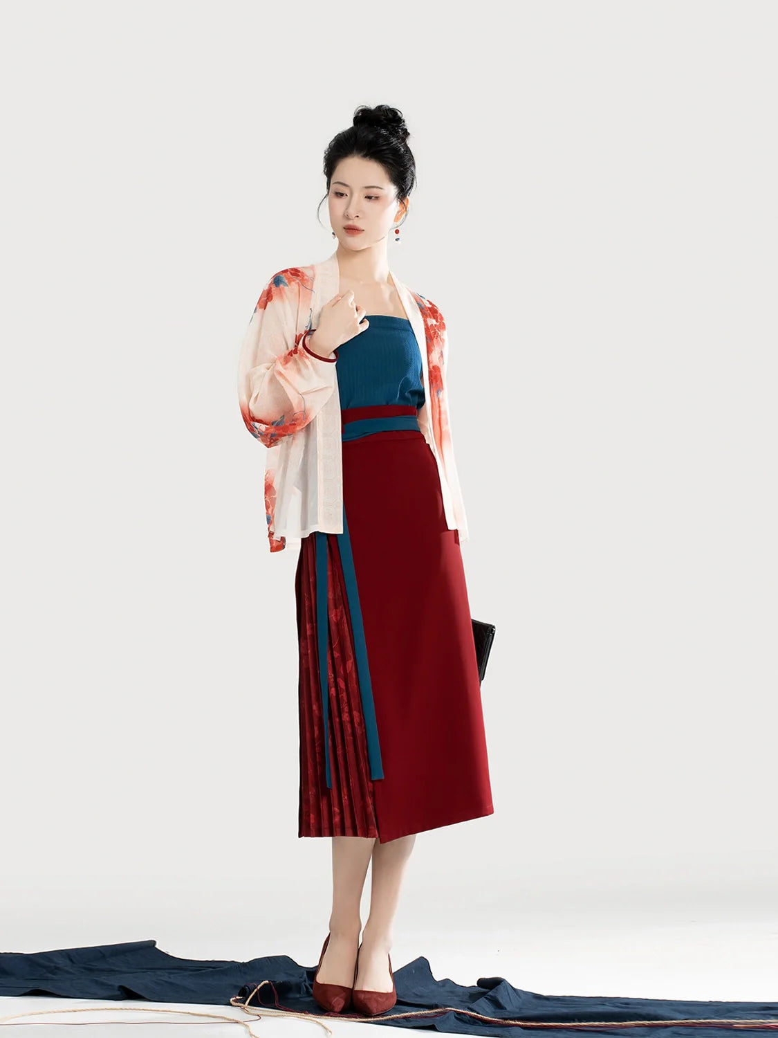 Chi Lingxiao 赤凌霄 - Modern Song Dynasty Hanfu Outfit (Preorder)