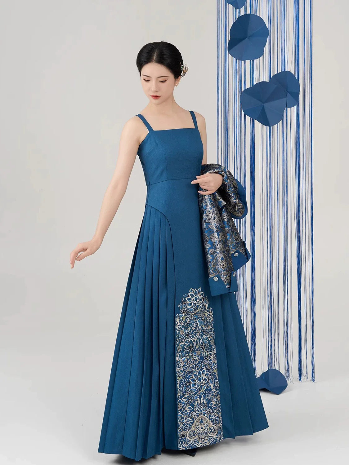 Ming Dynasty Modern Hanfu, Mamianqun, Glaze Blue Branch 釉蓝枝 (Preorder)