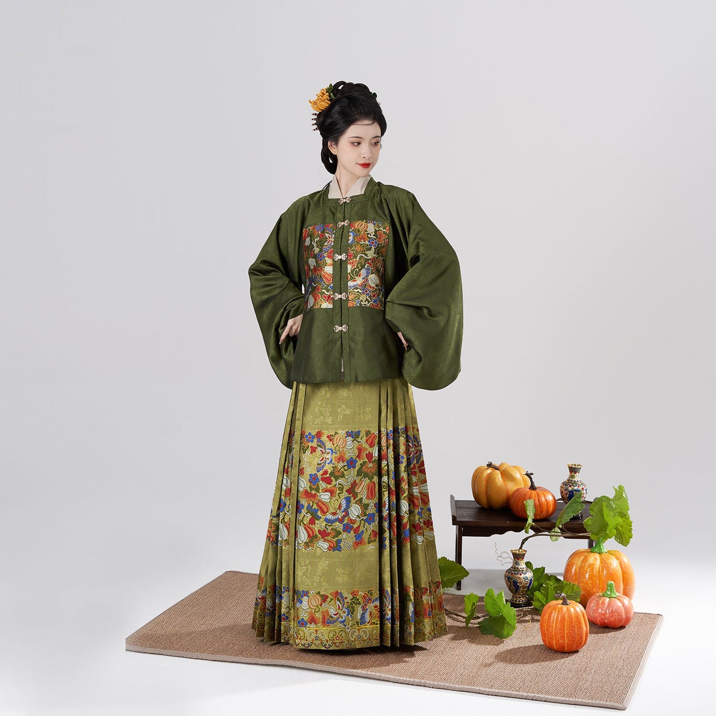 Tangled Branches 缠枝 - Square Collar Top & Mamianqun Ming Dynasty Hanfu Set (Preorder)