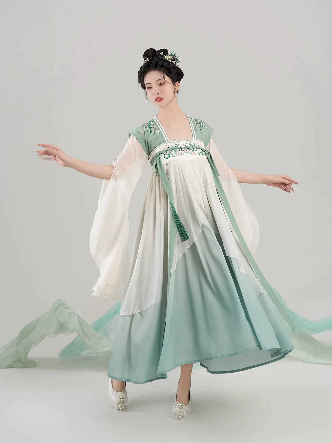 Tang Dynasty JX3 Inspired Modern Hanfu, Qintao 琴桃落歌 (Preorder)
