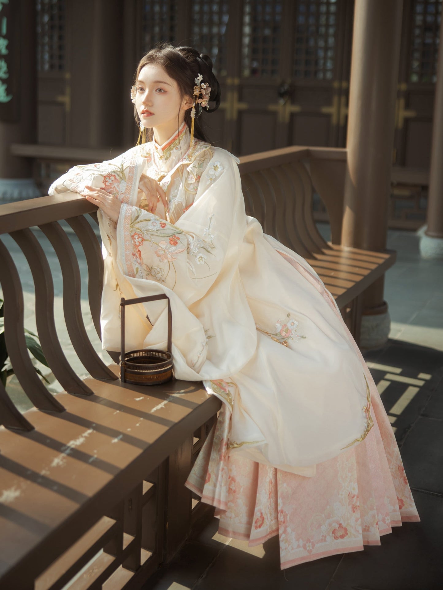 Flower Cake 花团酥 - Cloud Collar & Mamianqun Ming Dynasty Hanfu Set