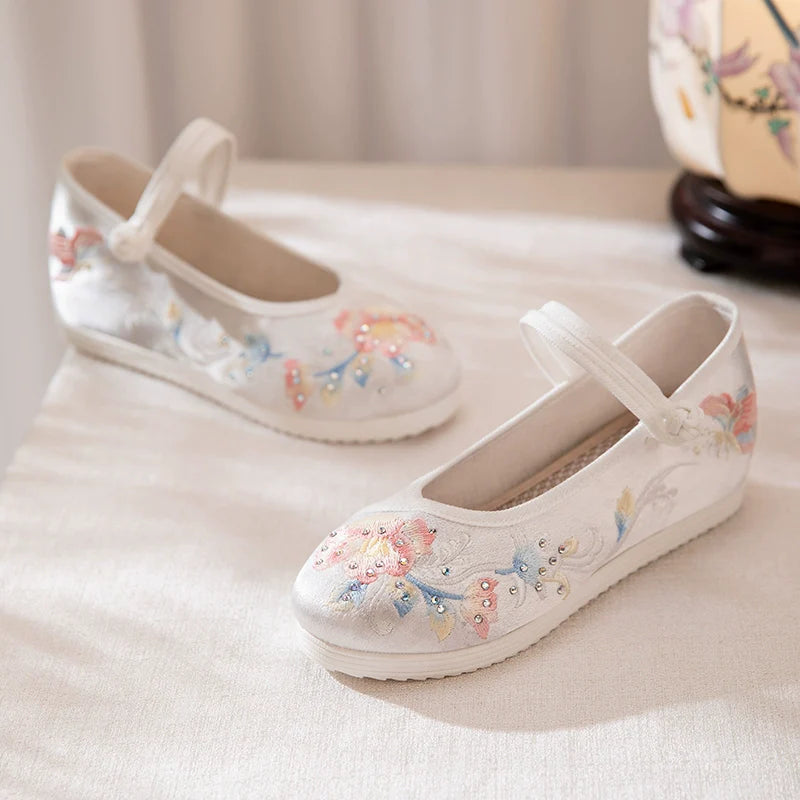 New Moon - Embroidered Hanfu Shoes