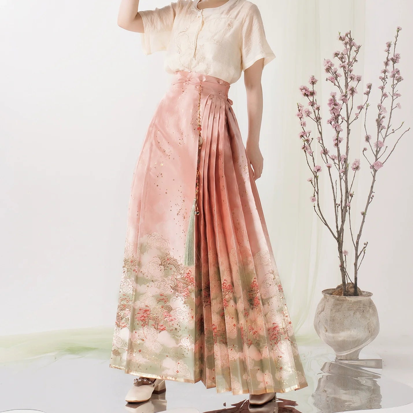 Ming Dynasty x Modern Hanfu: Ten Miles Peach Blossoms 十里桃花 (Preorder)