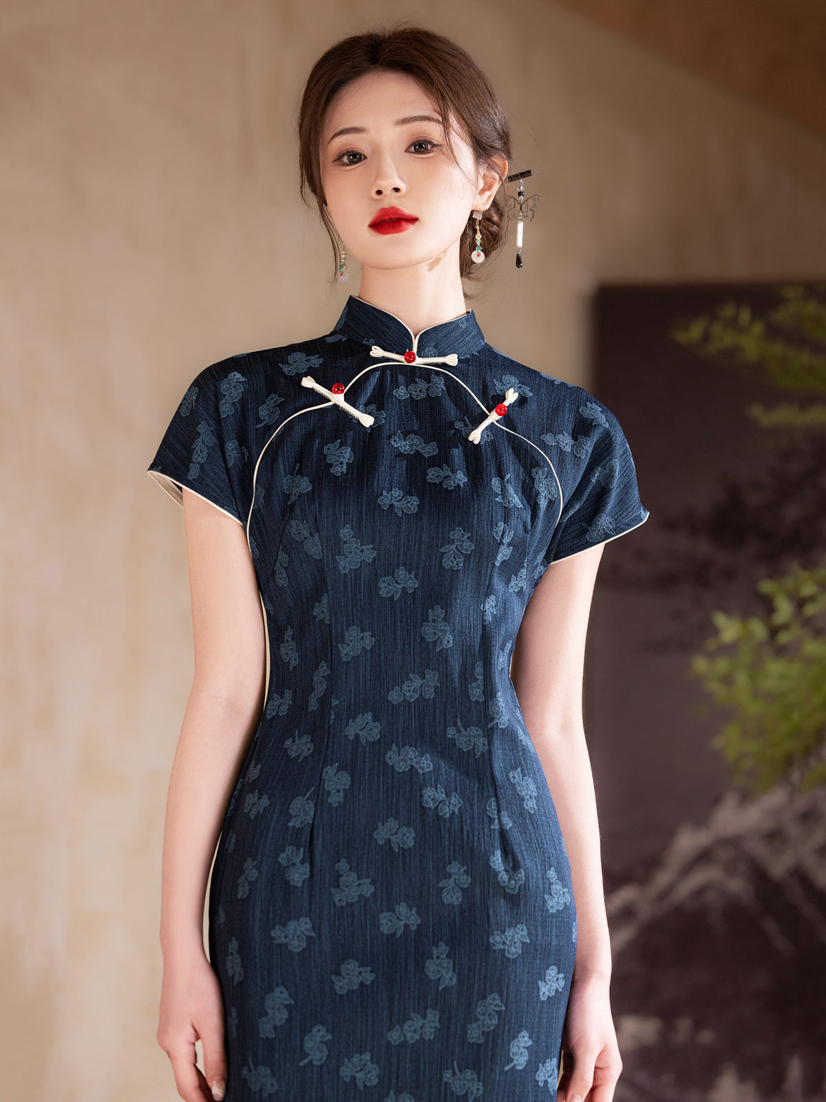 Years of Agarwood 岁月沉香 - Short Sleeve Old Shanghai Retro Style Navy Cheongsam