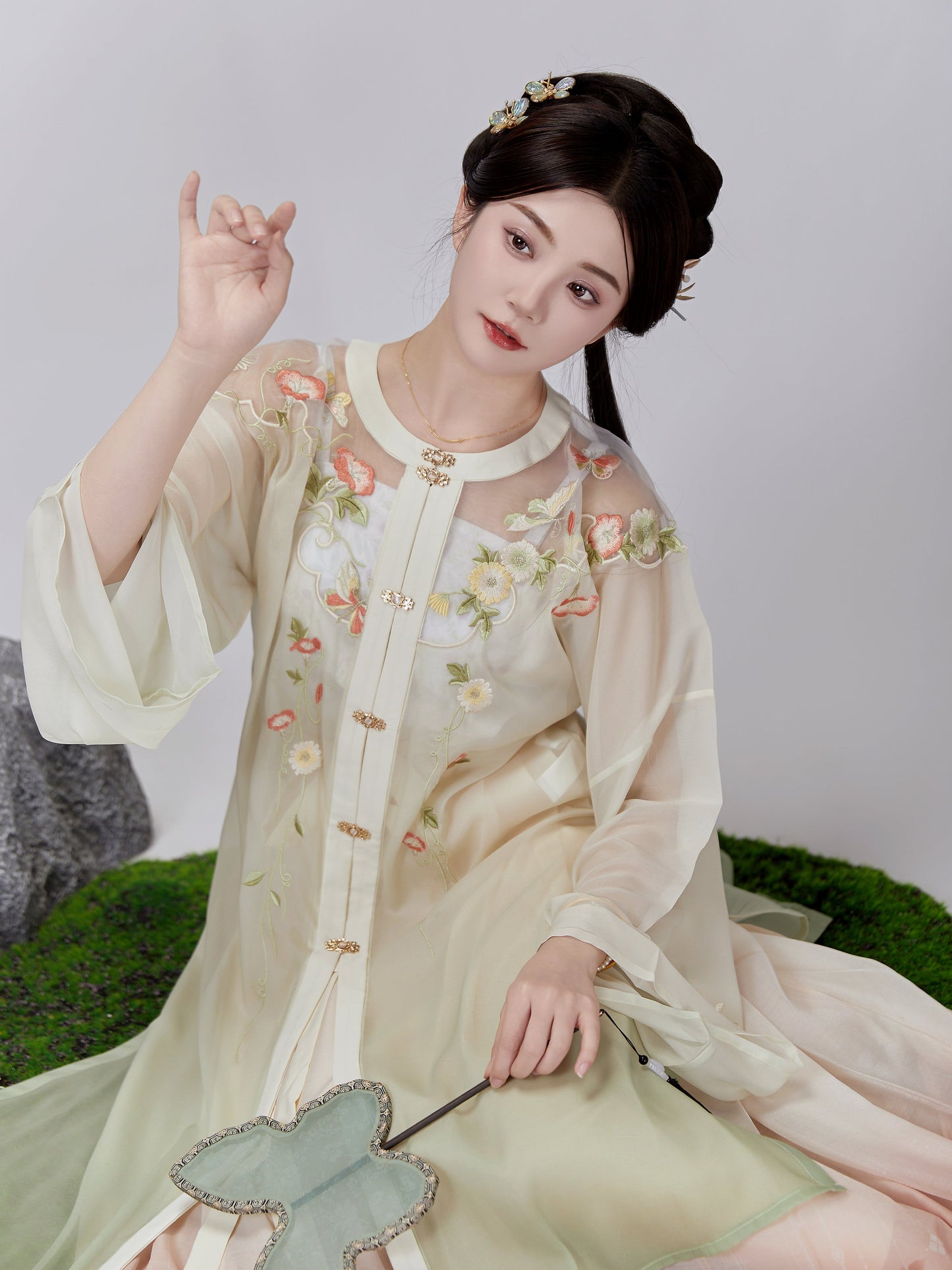 Falling Flower Notes 落花笺 - Round Neck Robe & Mamianqun Ming Dynasty Hanfu Set