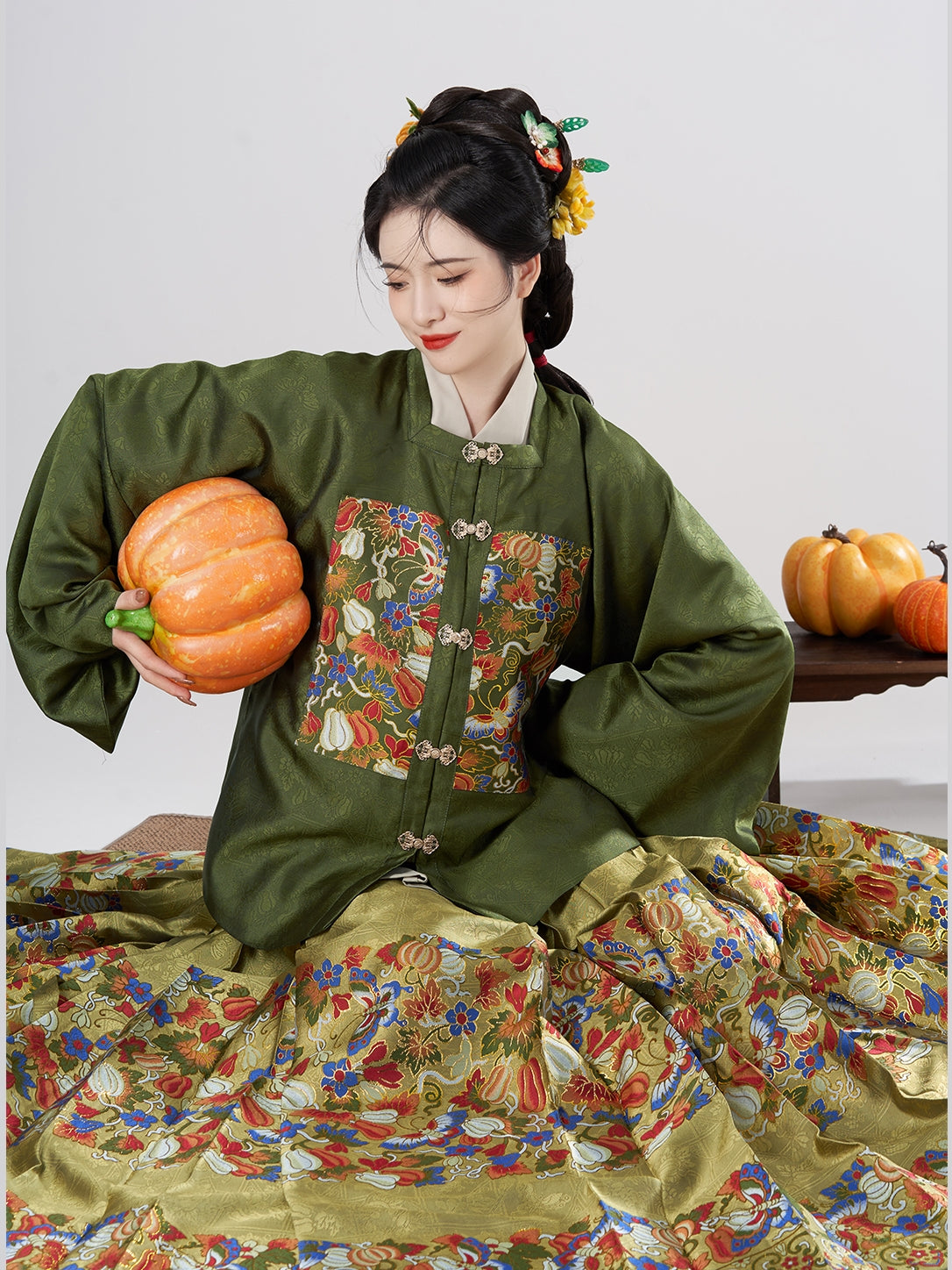 Tangled Branches 缠枝 - Square Collar Top & Mamianqun Ming Dynasty Hanfu Set (Preorder)