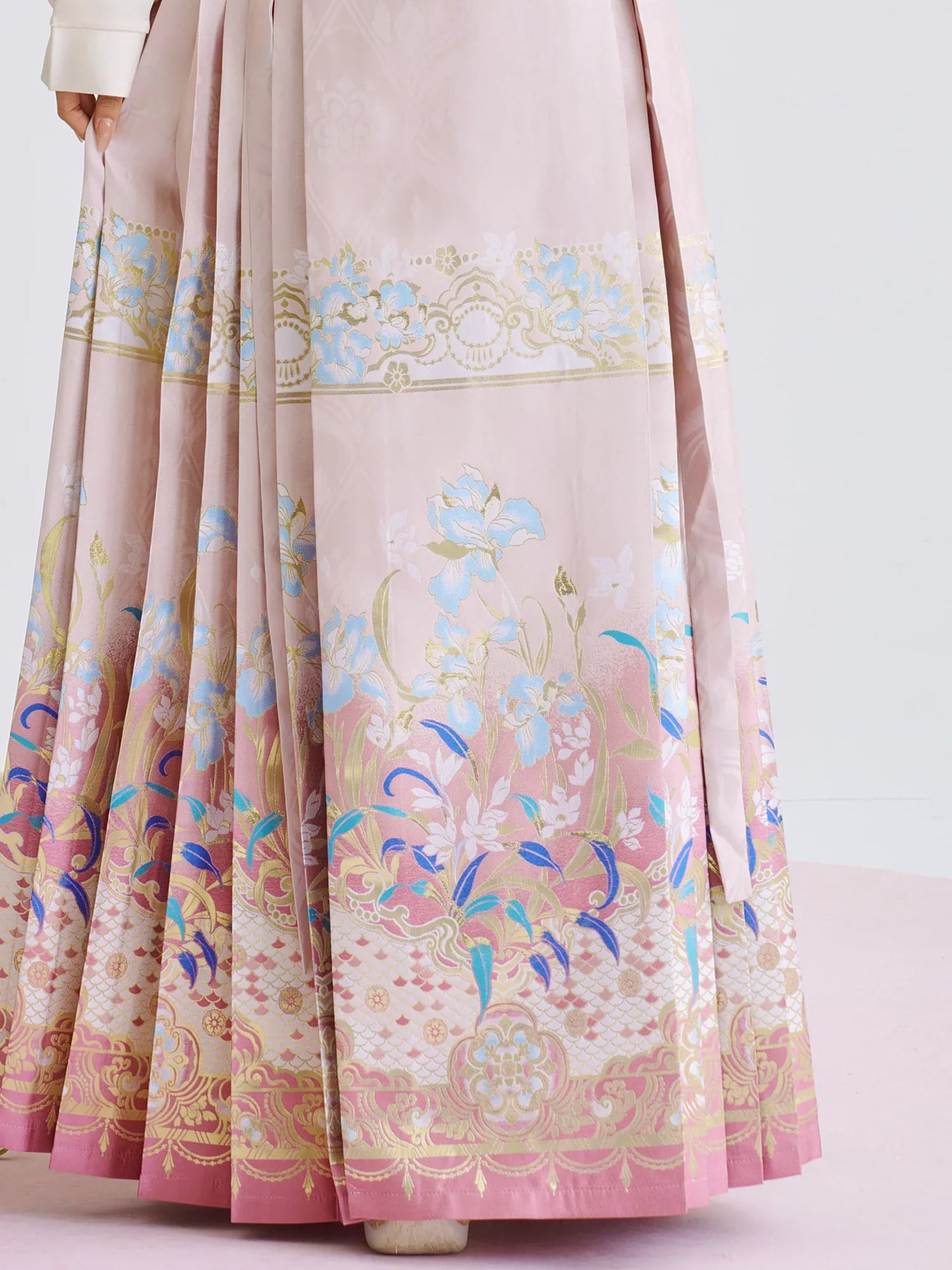 Ming Dynasty x Modern Hanfu: 鸢尾 Fleur-de-lis