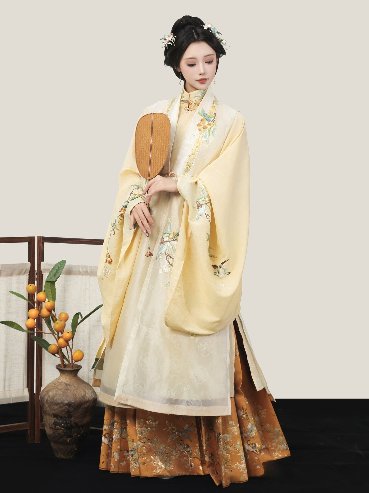Golden Sparrow 雀金啼 - Jacquard Bijia & Mamianqun Ming Dynasty Hanfu Set (Preorder)
