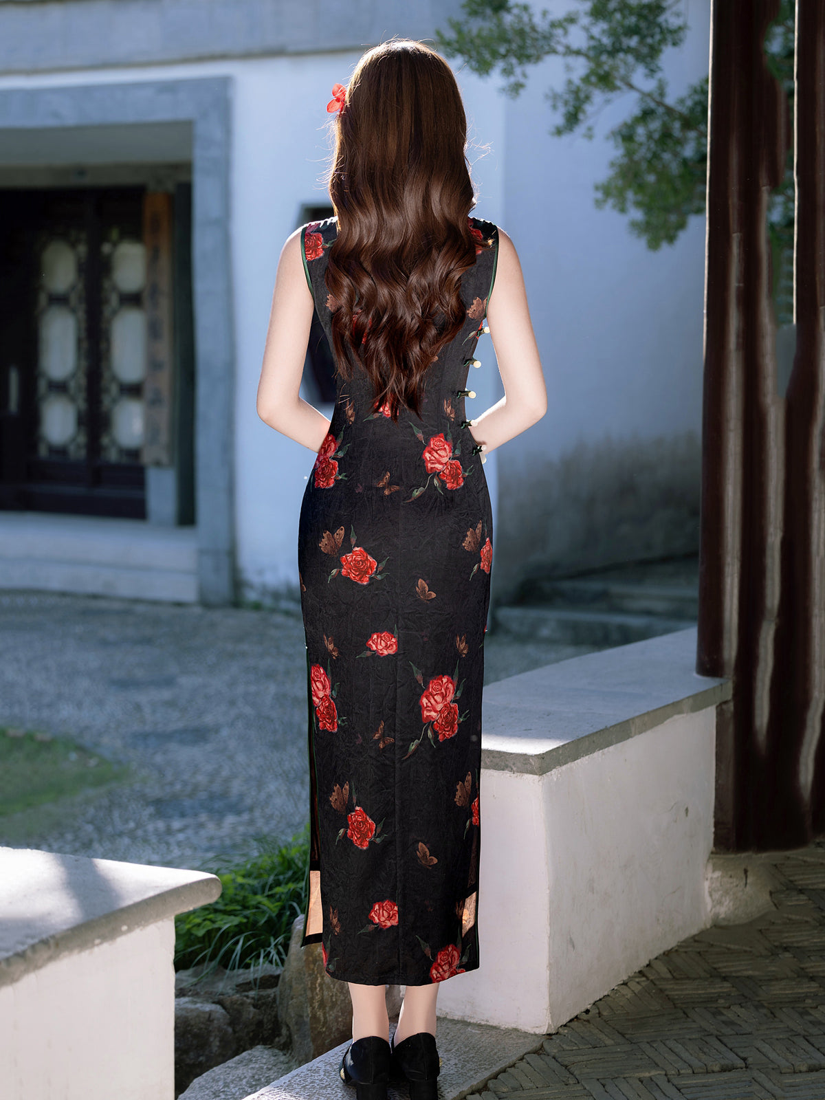 Jade Pillow 玉枕 - Sleeveless Black Flower Long Cheongsam