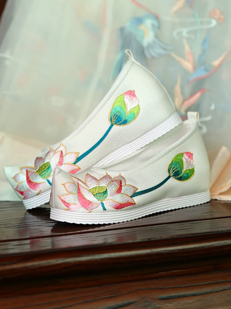 Antonia – Embroidered Chinese Hanfu Shoes