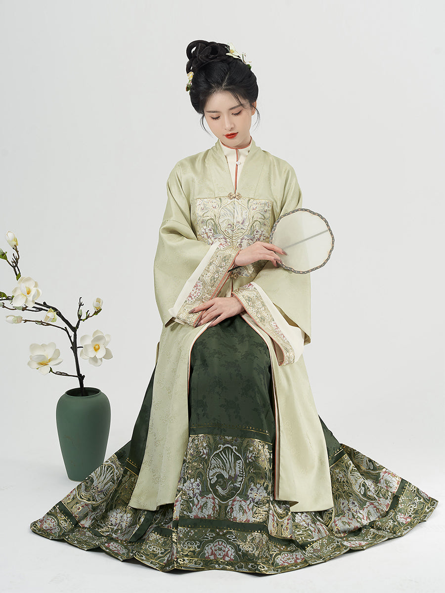 West Lake 西池 - Robe & Mamianqun Ming Dynasty Hanfu Set (Preorder)