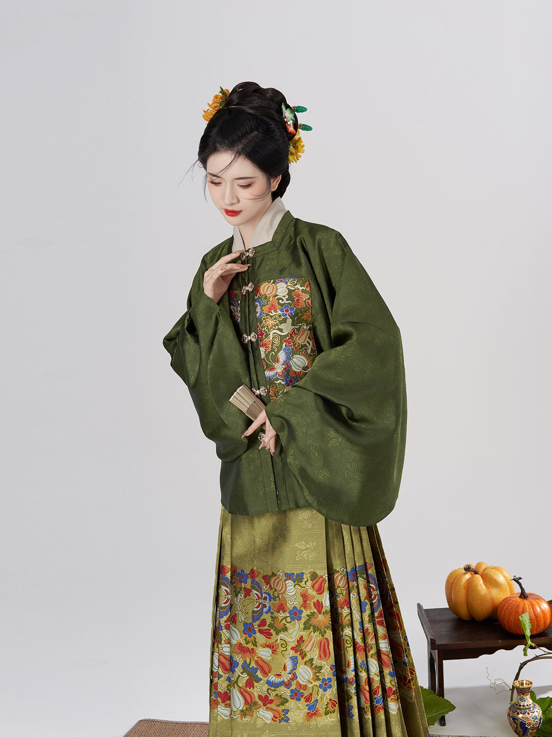Tangled Branches 缠枝 - Square Collar Top & Mamianqun Ming Dynasty Hanfu Set (Preorder)