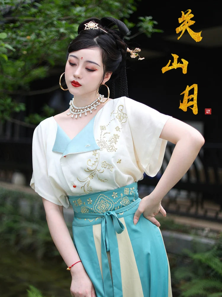 Tang Dynasty x Modern Hanfu: Mountains and Moon 关山月 (Preorder)
