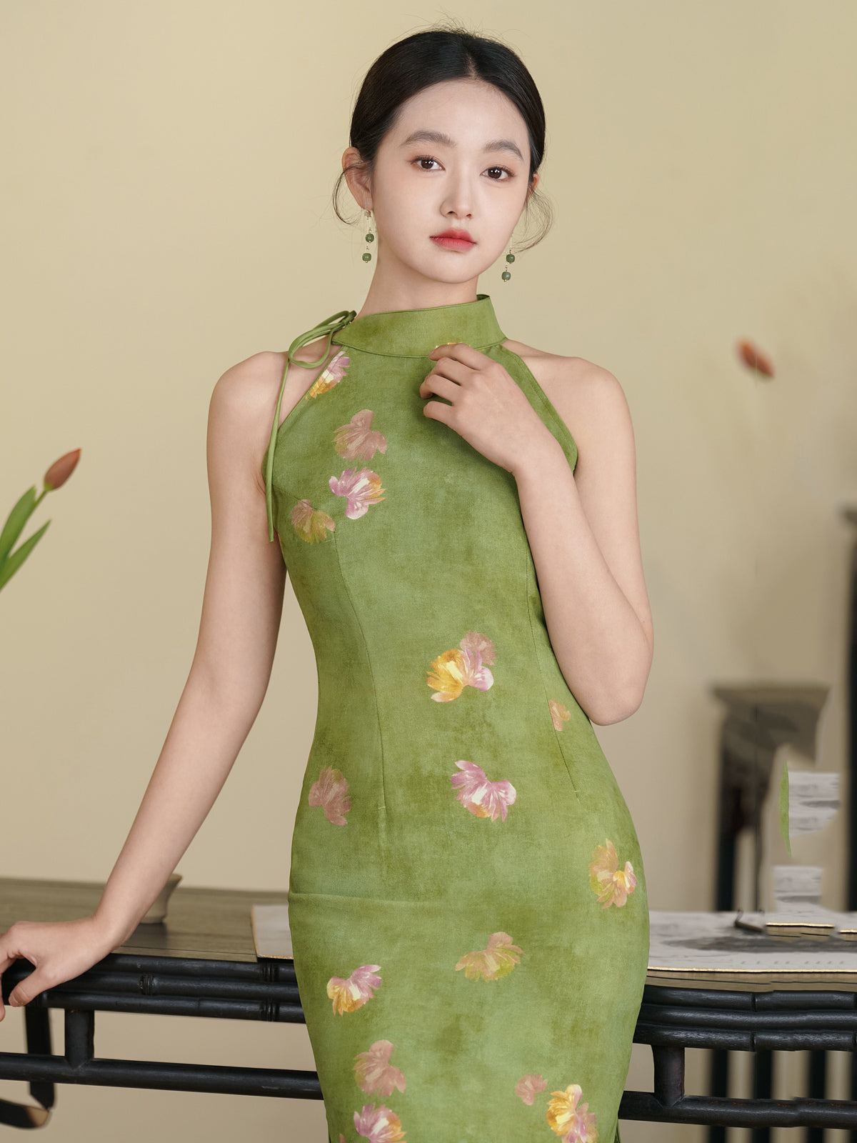 Biyu 碧玉流光 - Halter Neck Green Midi Cheongsam