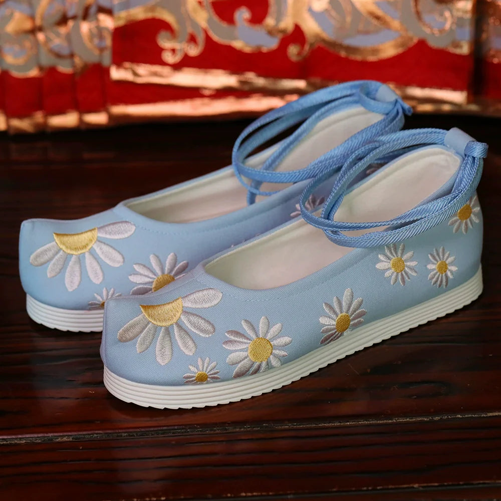 Daisy – Embroidered Chinese Hanfu Shoes