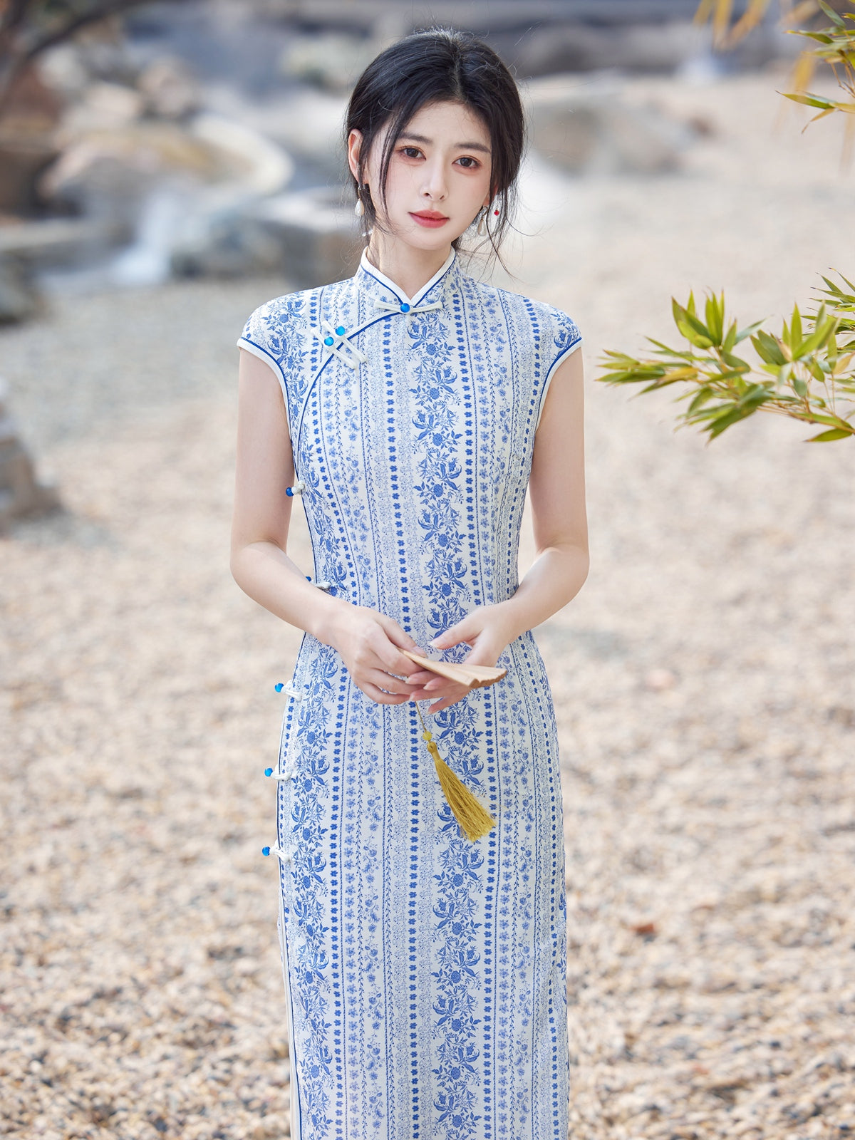 Porcelain Sky 青花瓷 - Sleeveless Bamboo Hemp Long Cheongsam