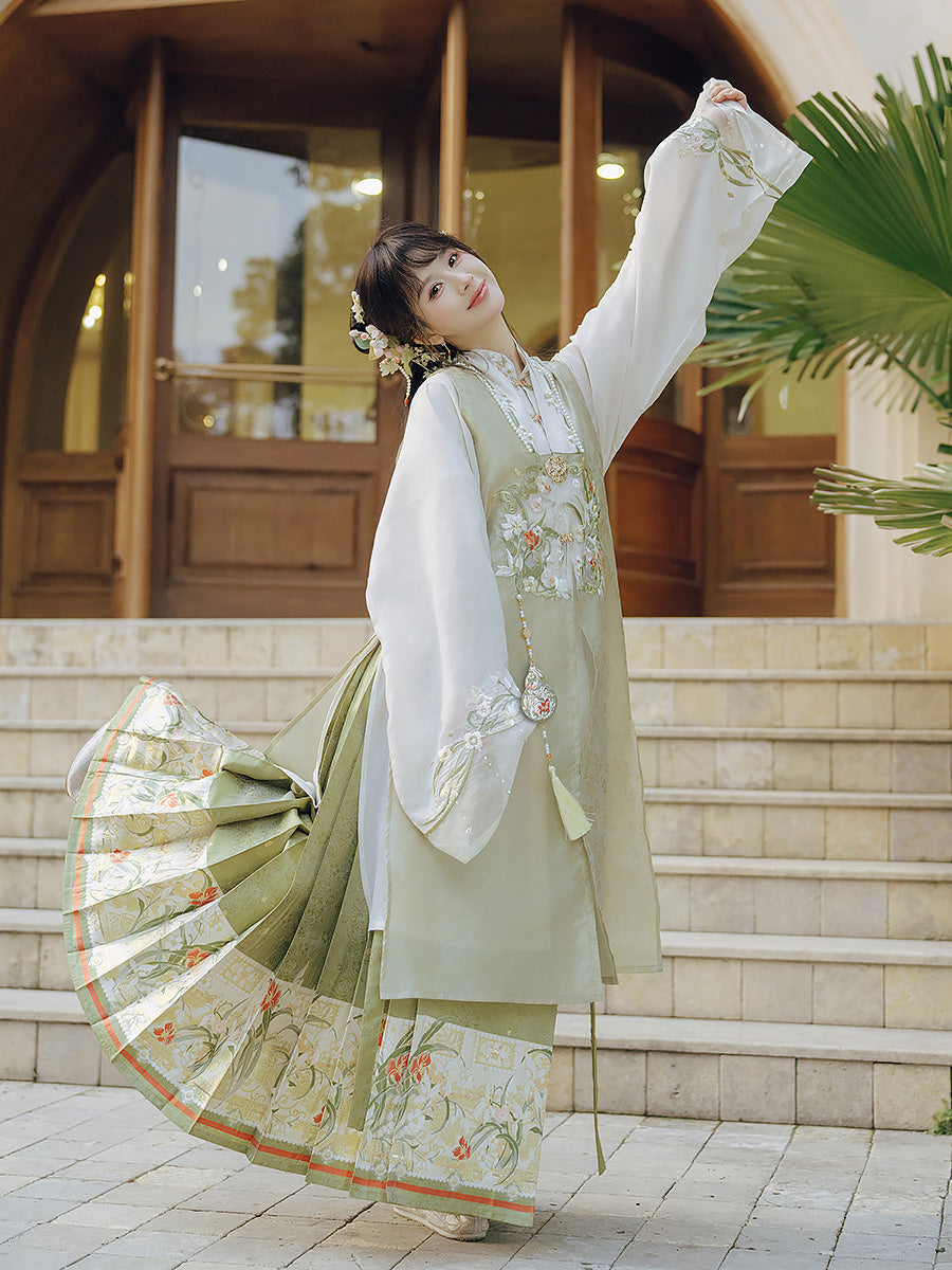 Spring Returns 踏春归 - Bijia & Mamianqun Ming Dynasty Hanfu Set
