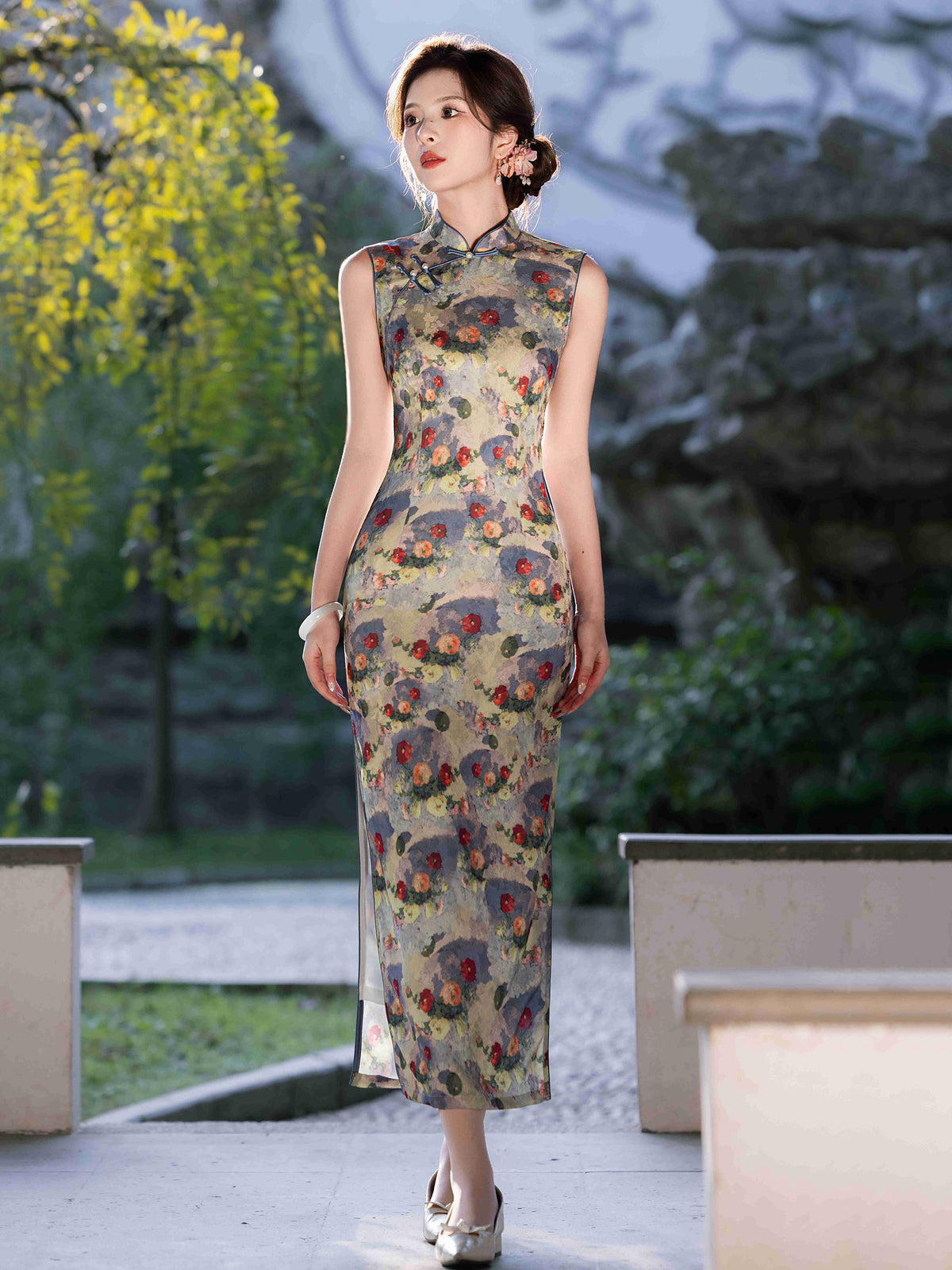 Yi Liuyan 忆榴颜 - Sleeveless Flower Painting Long Cheongsam