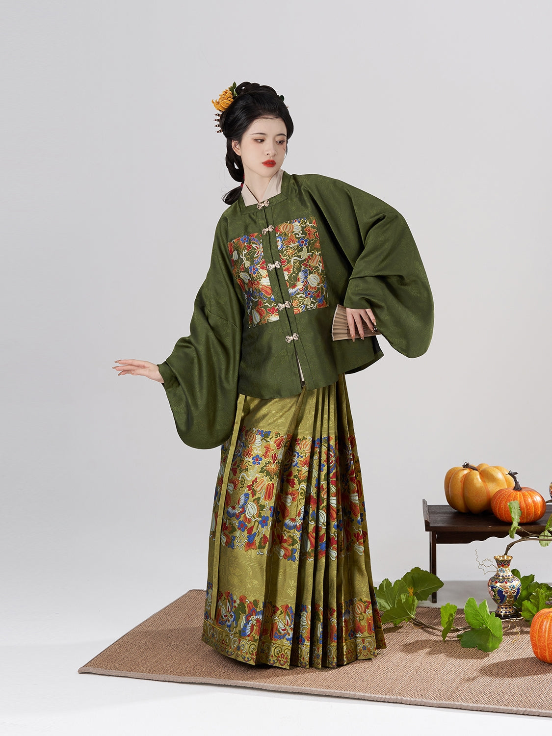 Tangled Branches 缠枝 - Square Collar Top & Mamianqun Ming Dynasty Hanfu Set (Preorder)