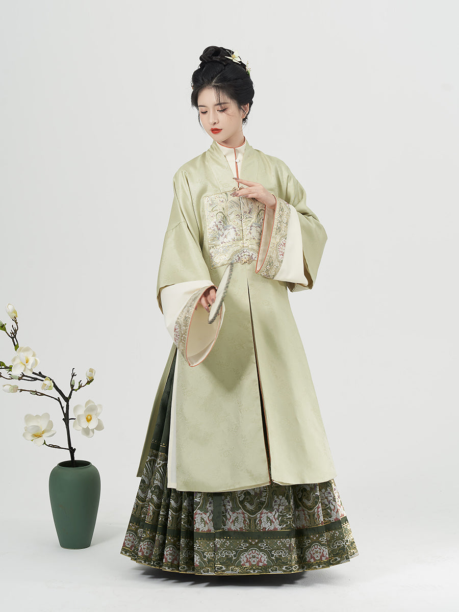 West Lake 西池 - Robe & Mamianqun Ming Dynasty Hanfu Set (Preorder)