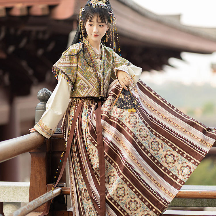 Qiubai 秋白 - Tang Dynasty Style Beizi Qiyao Ruqun