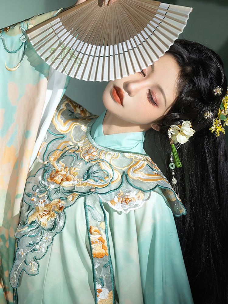 Eastern Palace 東宮 - Cloud Collar & Mamianqun Ming Dynasty Hanfu Set