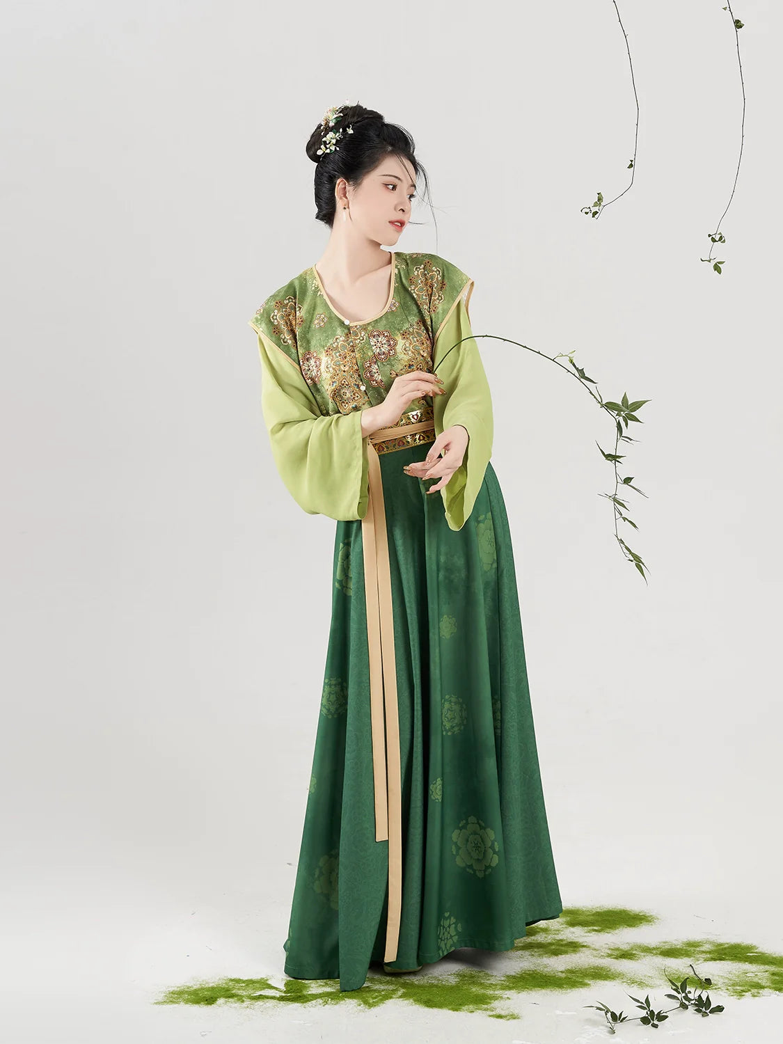 Tang Dynasty x Modern Hanfu: Unfading Splendor 锦绣未央 (Preorder)