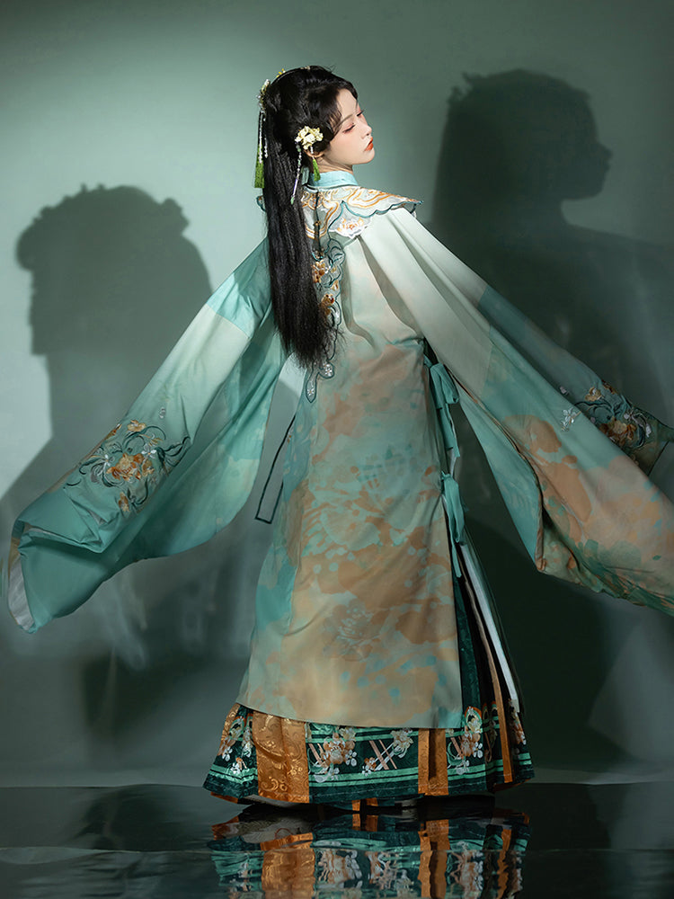 Eastern Palace 東宮 - Cloud Collar & Mamianqun Ming Dynasty Hanfu Set