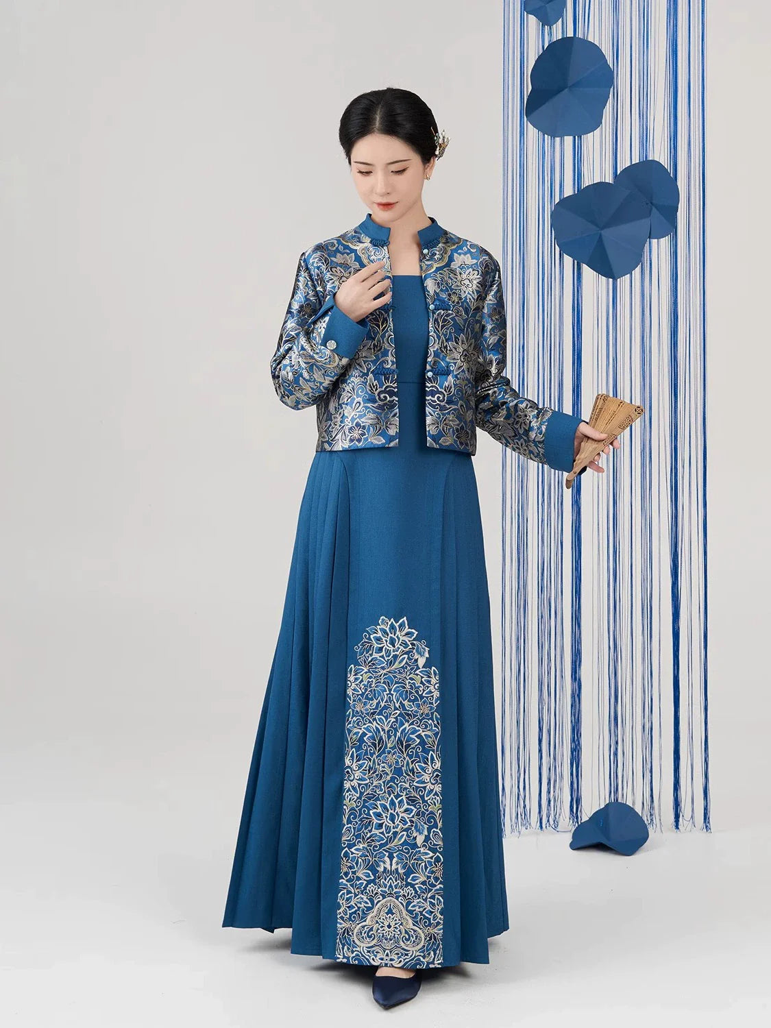 Ming Dynasty Modern Hanfu, Mamianqun, Glaze Blue Branch 釉蓝枝 (Preorder)