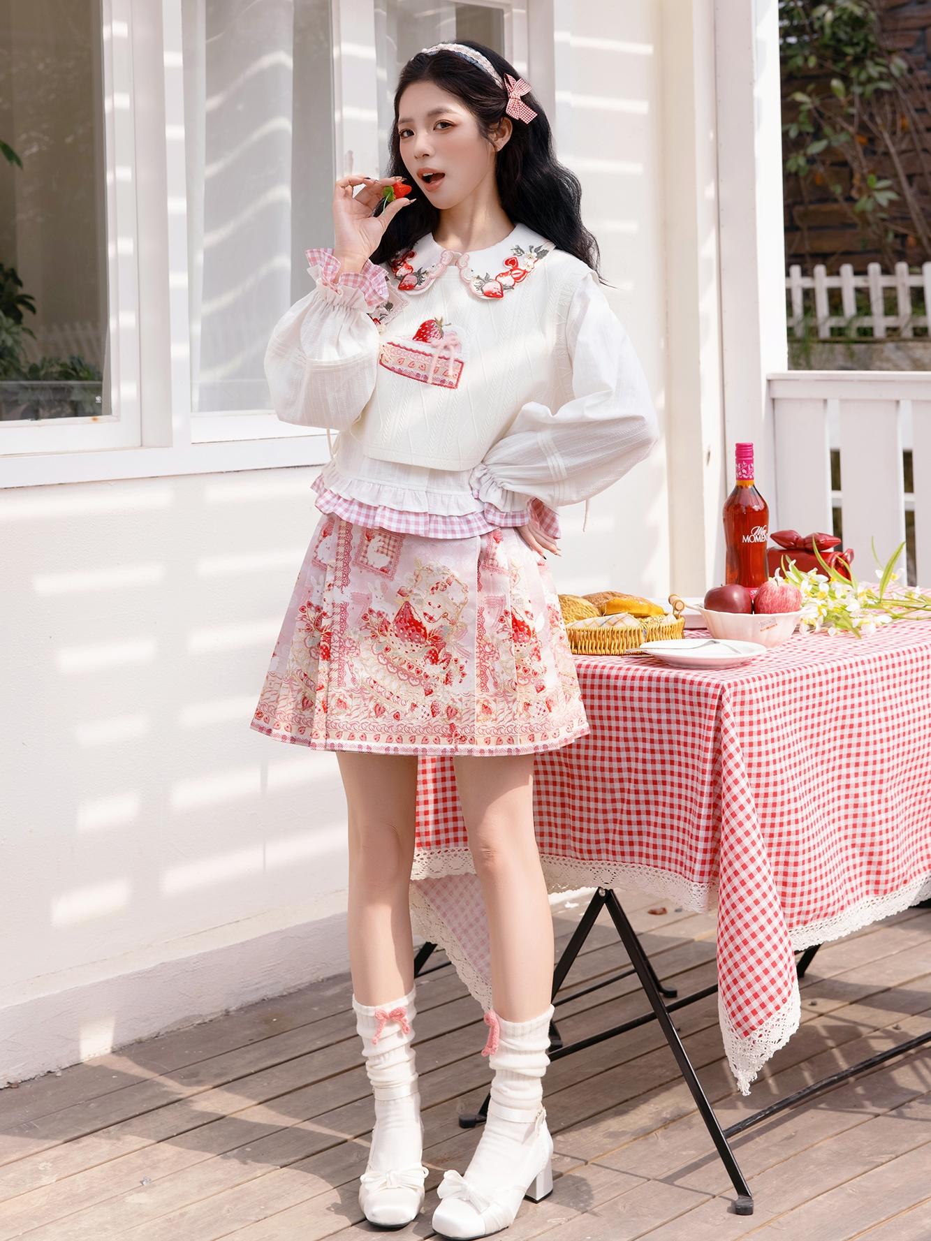 Strawberry Cake 草莓千层酥 - Ming Dynasty Modern Hanfu and Mamianqun (Preorder)