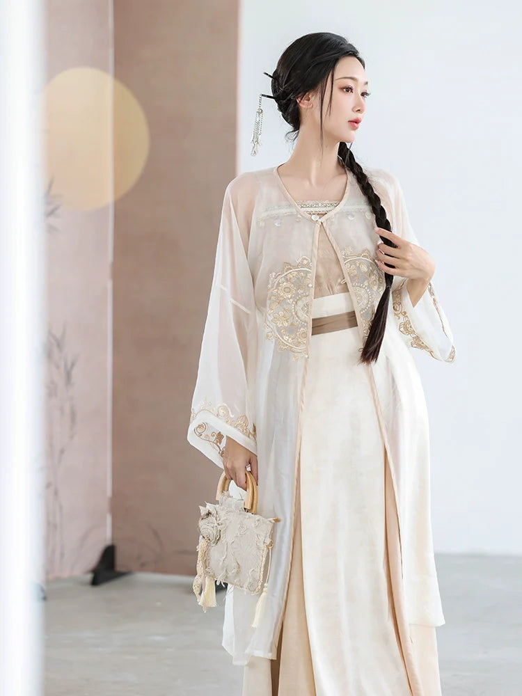 Song Dynasty x Modern Hanfu: Clouds and Moon 云间月 (Preorder)