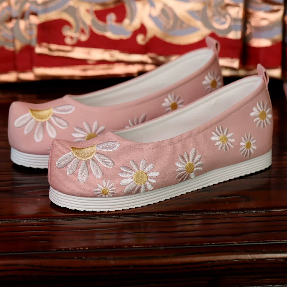 Daisy – Embroidered Chinese Hanfu Shoes