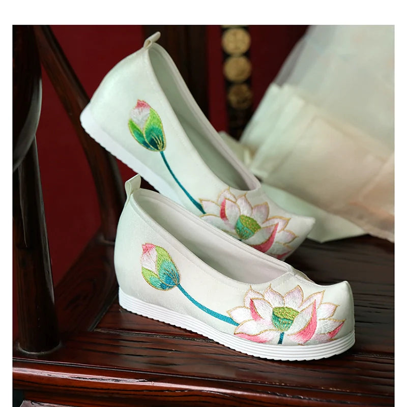 Antonia – Embroidered Chinese Hanfu Shoes